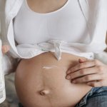 Piękno pod sercem: przewodnik po naturalnych kosmetykach na każdy trymestr