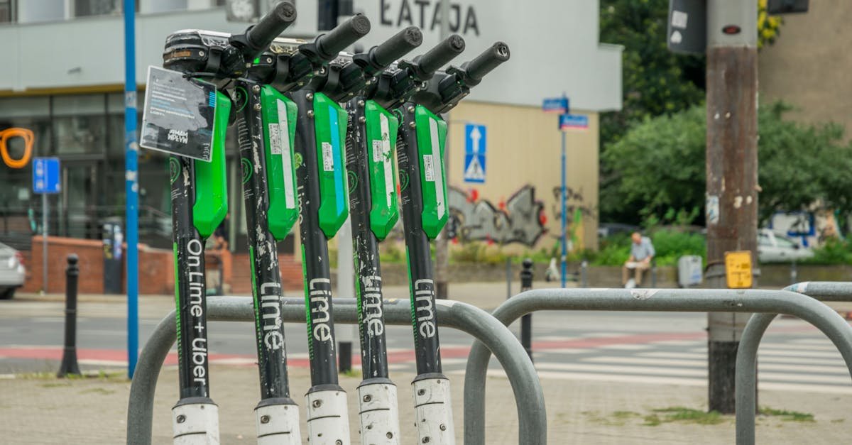 Rower elektryczny czy hulajnoga? Poradnik wyboru dla szybkich i ekologicznych dojazdów