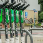 Rower elektryczny czy hulajnoga? Poradnik wyboru dla szybkich i ekologicznych dojazdów
