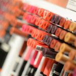Bez okrucieństwa na półce: jak w minutę rozpoznać kosmetyki cruelty-free (certyfikaty, etykiety, pułapki)