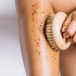 Gładka skóra w zgodzie z naturą: sprawdzone, domowe sposoby na cellulit