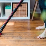 Bez kabla, bez zmartwień o rachunki? Sprawdzamy, ile naprawdę prądu zużywa odkurzacz bezprzewodowy